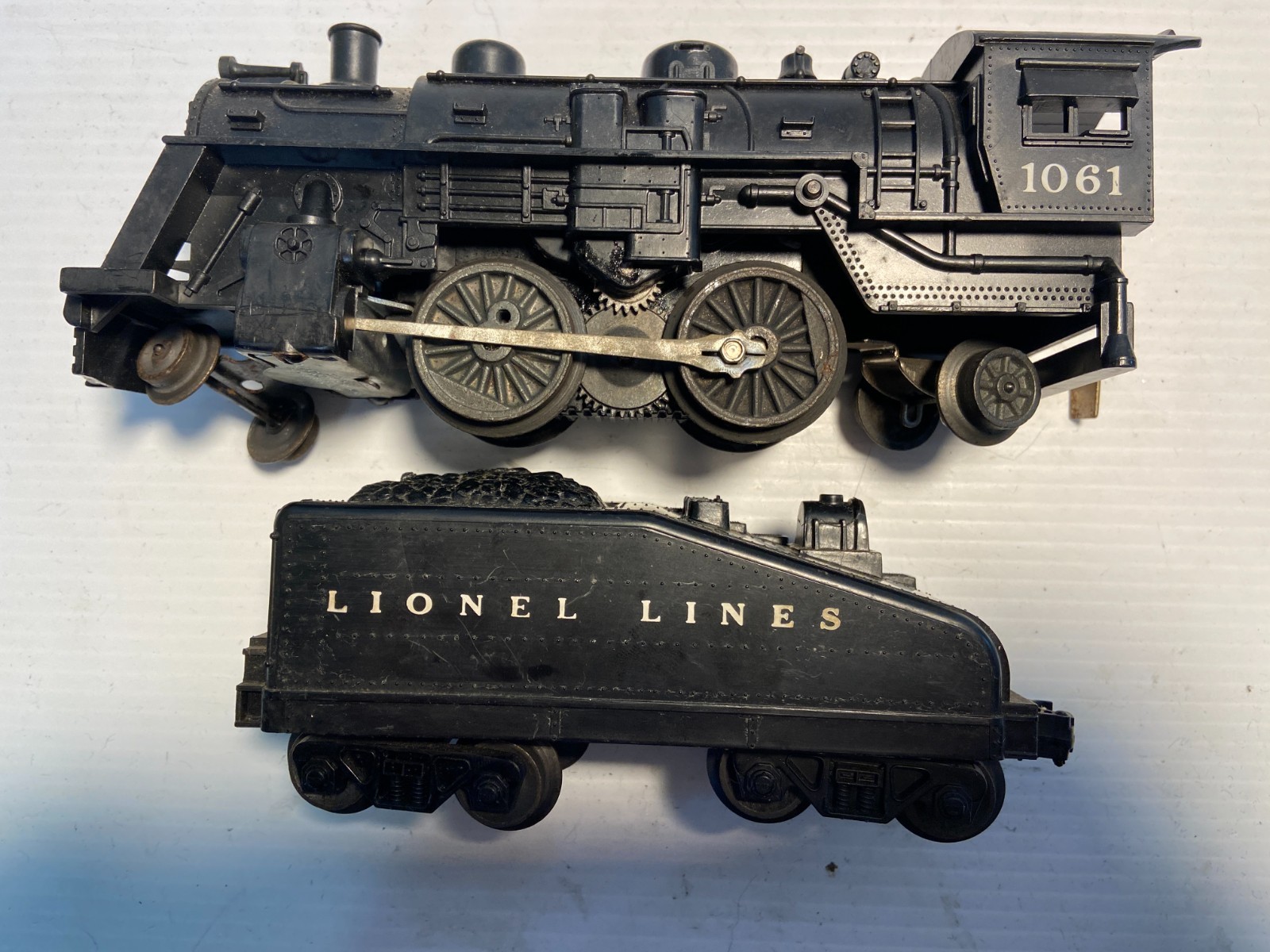 LIONEL 0-27 1061 LOCOMOTIVE STEAM ENGINE & matching slope back tender TESTED