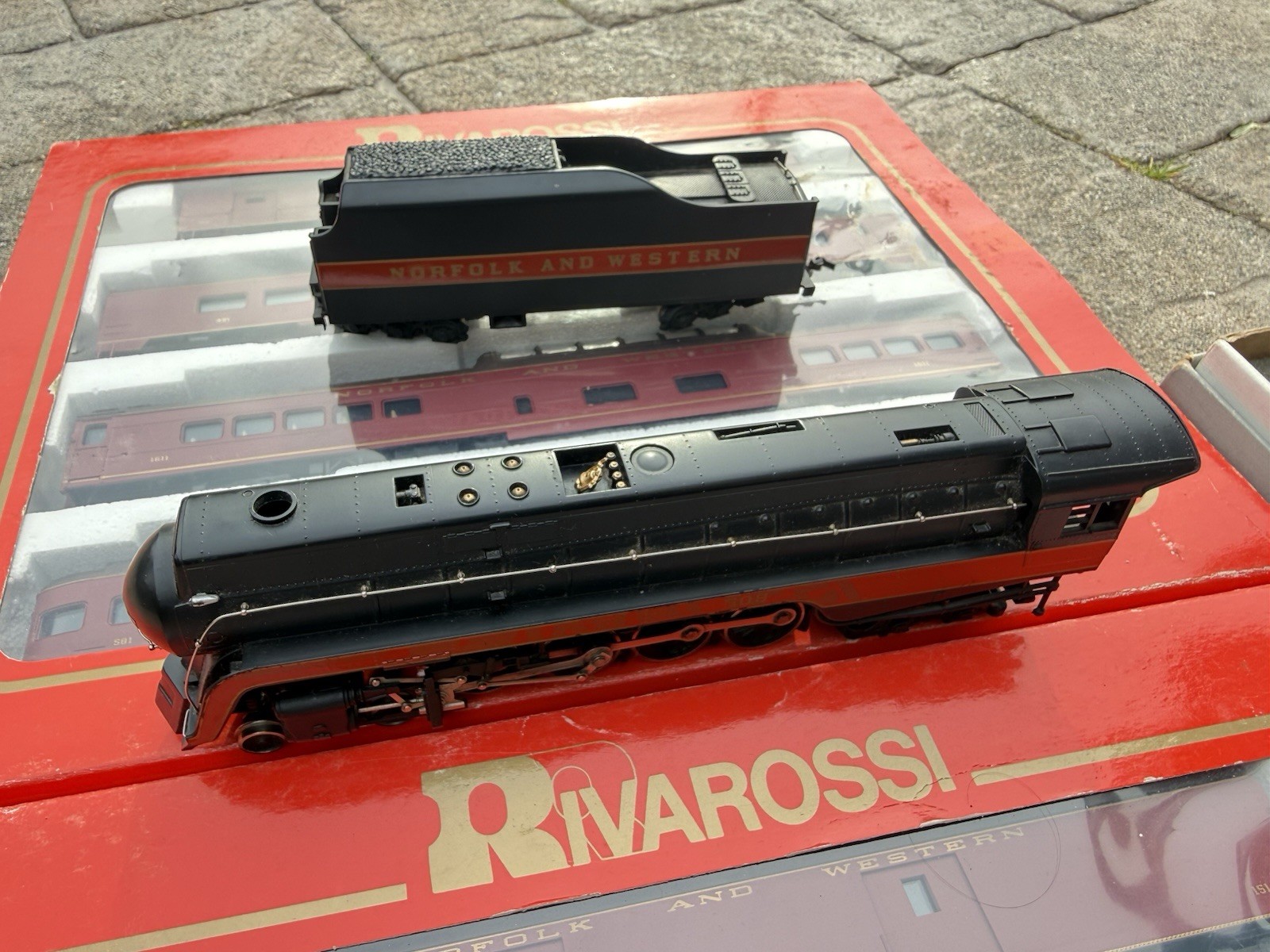 Bachmann Plus HO Class J 4-8-4 Norfolk & Western w/Smoke Tender W/ Cars