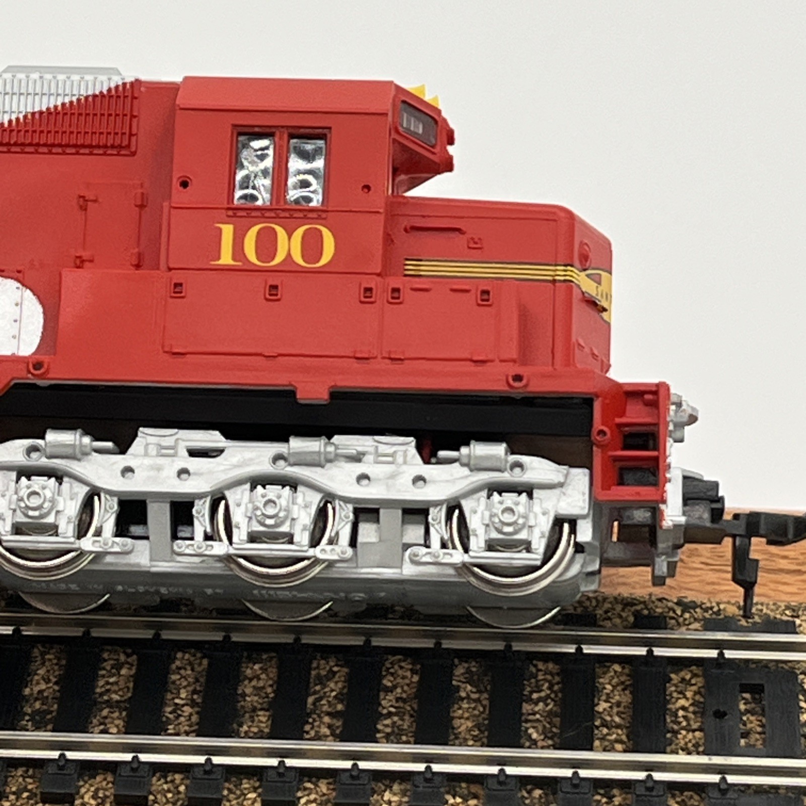 MEHANO HO Scale Santa Fe Diesel Locomotive #100 With IMEX display Box