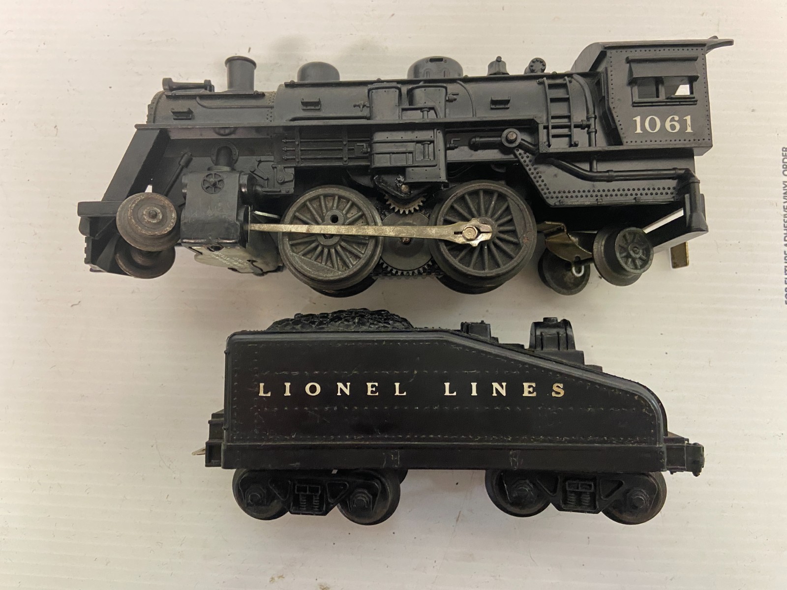 LIONEL 0-27 1061 LOCOMOTIVE STEAM ENGINE & matching slope back tender TESTED