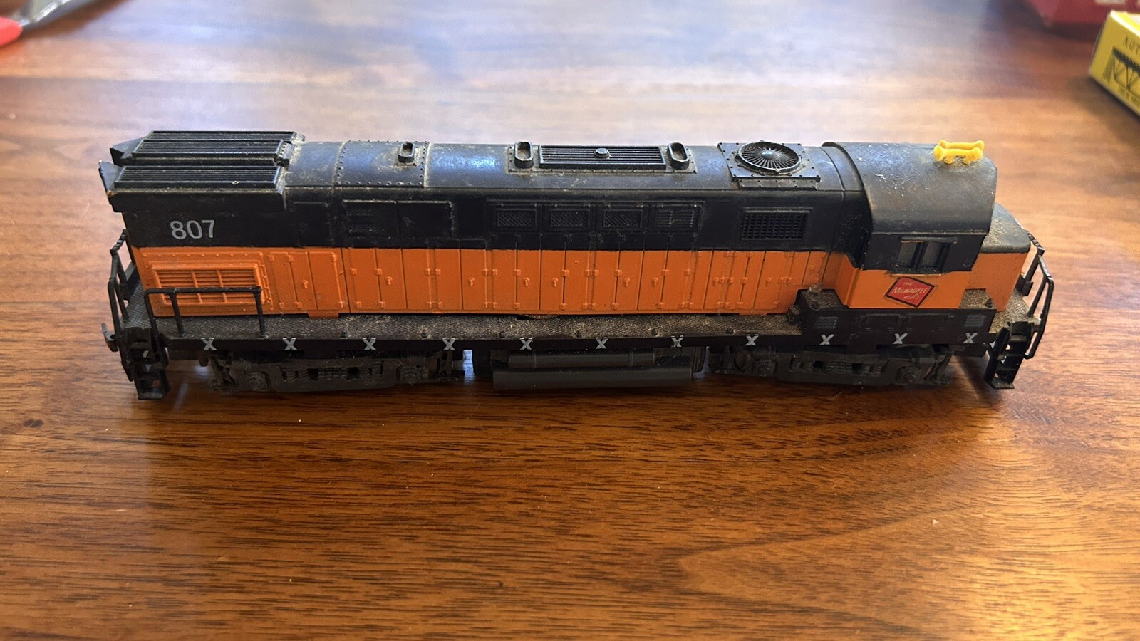 AHM HO SCALE ALCO CENTURY 424 MILWAUKEE ROAD DIESEL LOCOMOTIVE #807