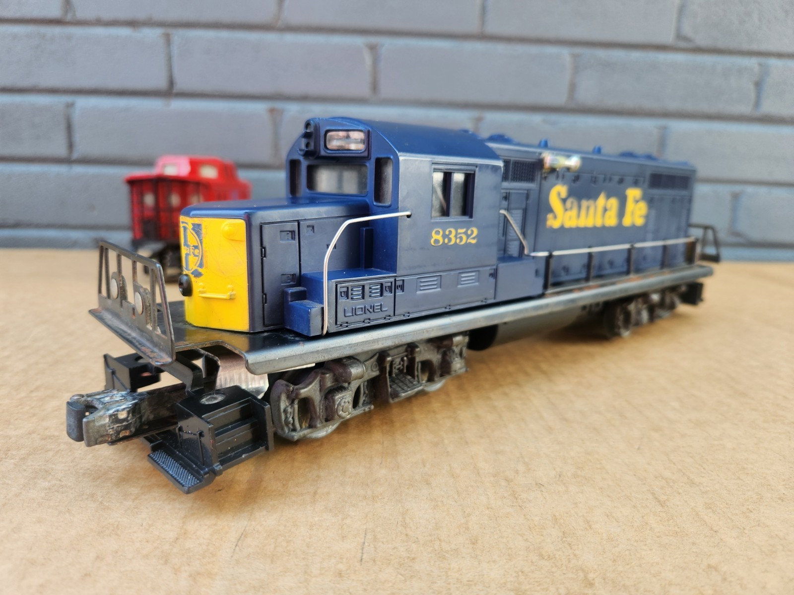 Lionel 8352 Santa Fe GP7 Powered Diesel Switcher Locomotive & 9163 AT&SF Caboose