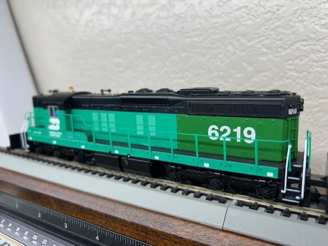 BURLINGTON NORTHERN PATCH SD9 HIGH HOOD LOCO- DCC – HO Scale “QUANTUM SOUND” NEW