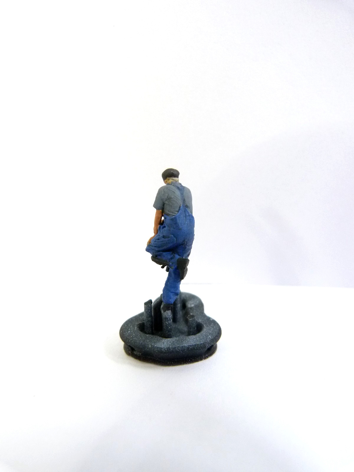 Andian Models HO scale 1/87 3D resin NSWGR Z19 cutaway cab driver, AIMD31s-87