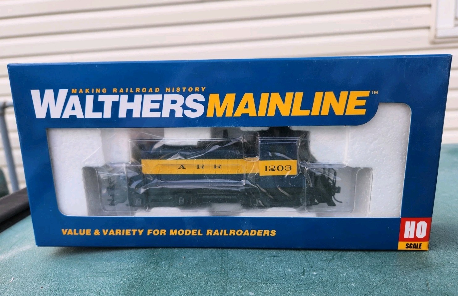 Walthers HO Scale EMD SW-1 Switcher Locomotive ALASKA #1203 #910-9225 BRAND NEW