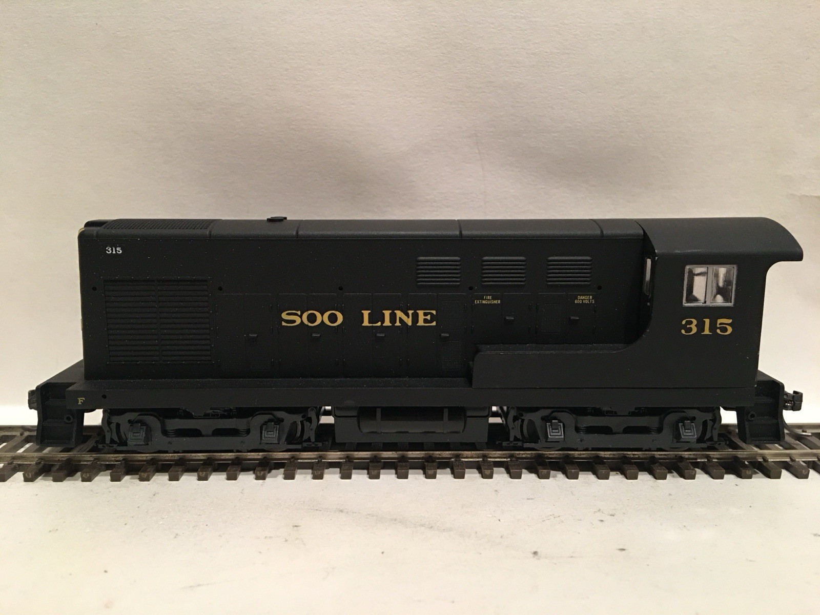 HO Walthers 932-1327 Soo Line Fairbanks Morse H10-44 Diesel Locomotive #315