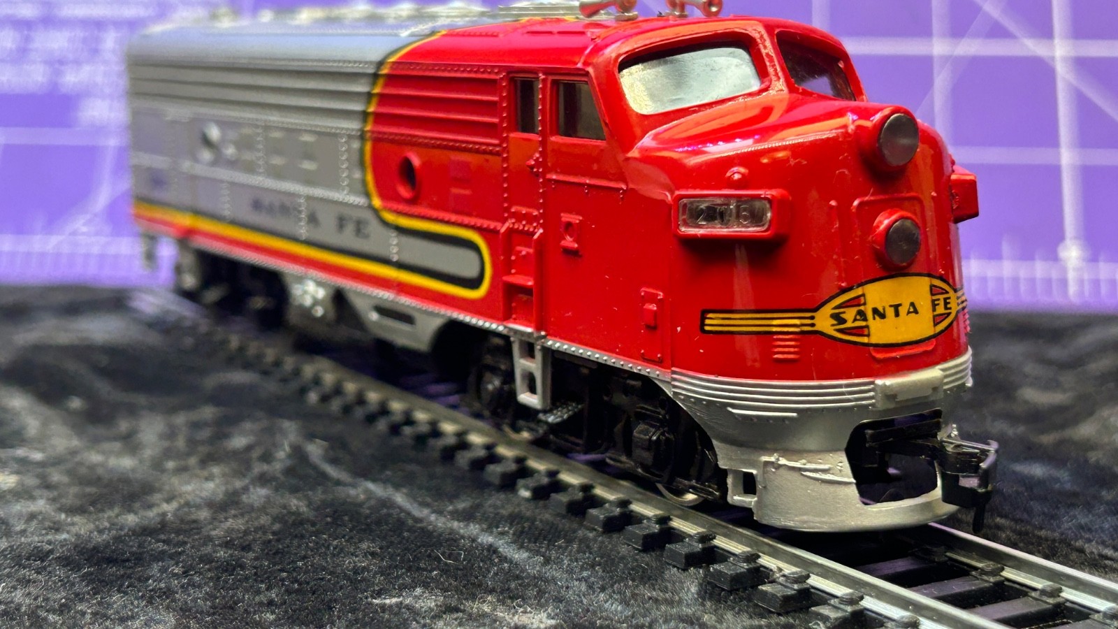 HO BACHMANN 307 SANTA FE WARBONET EMD F9 DIESEL LOCOMOTIVE, In the BOX 833 bin2