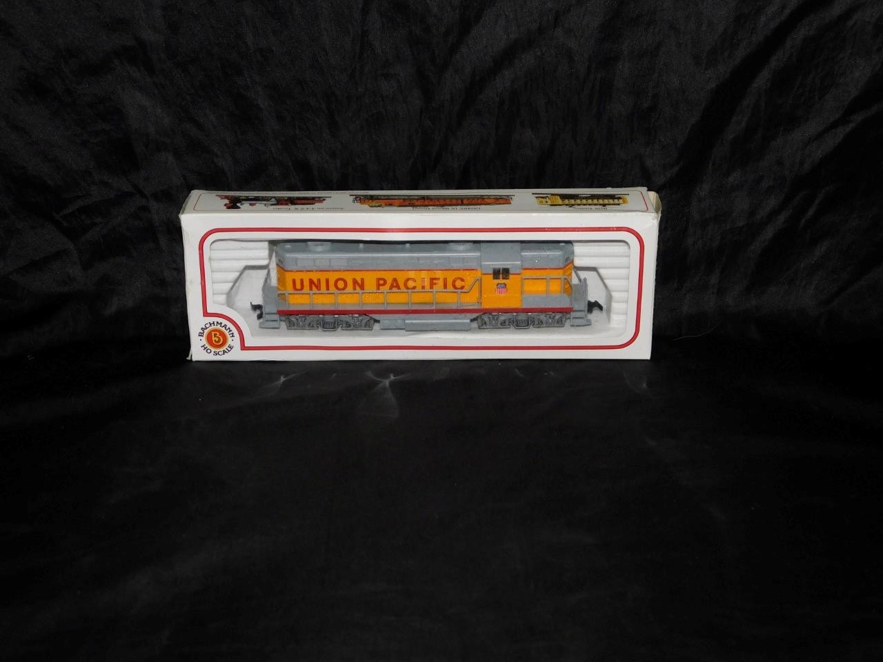 Bachmann HO Scale Union Pacific Diesel Locomotive GP18 Model Railroad Train