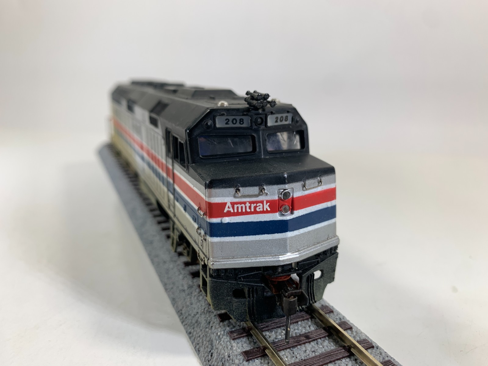 Bachmann Spectrum HO 870?? EMD F40 PH Amtrak Phase 3 Dummy #208 (Weathered)