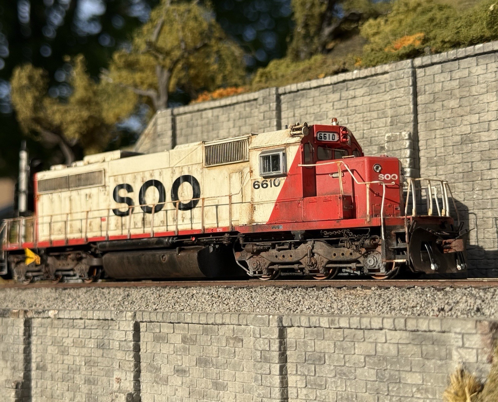 HO ScaleTrains Rivet Counter SD40-2 Soo Line #6610 Sound/DCC /NIB/weathered