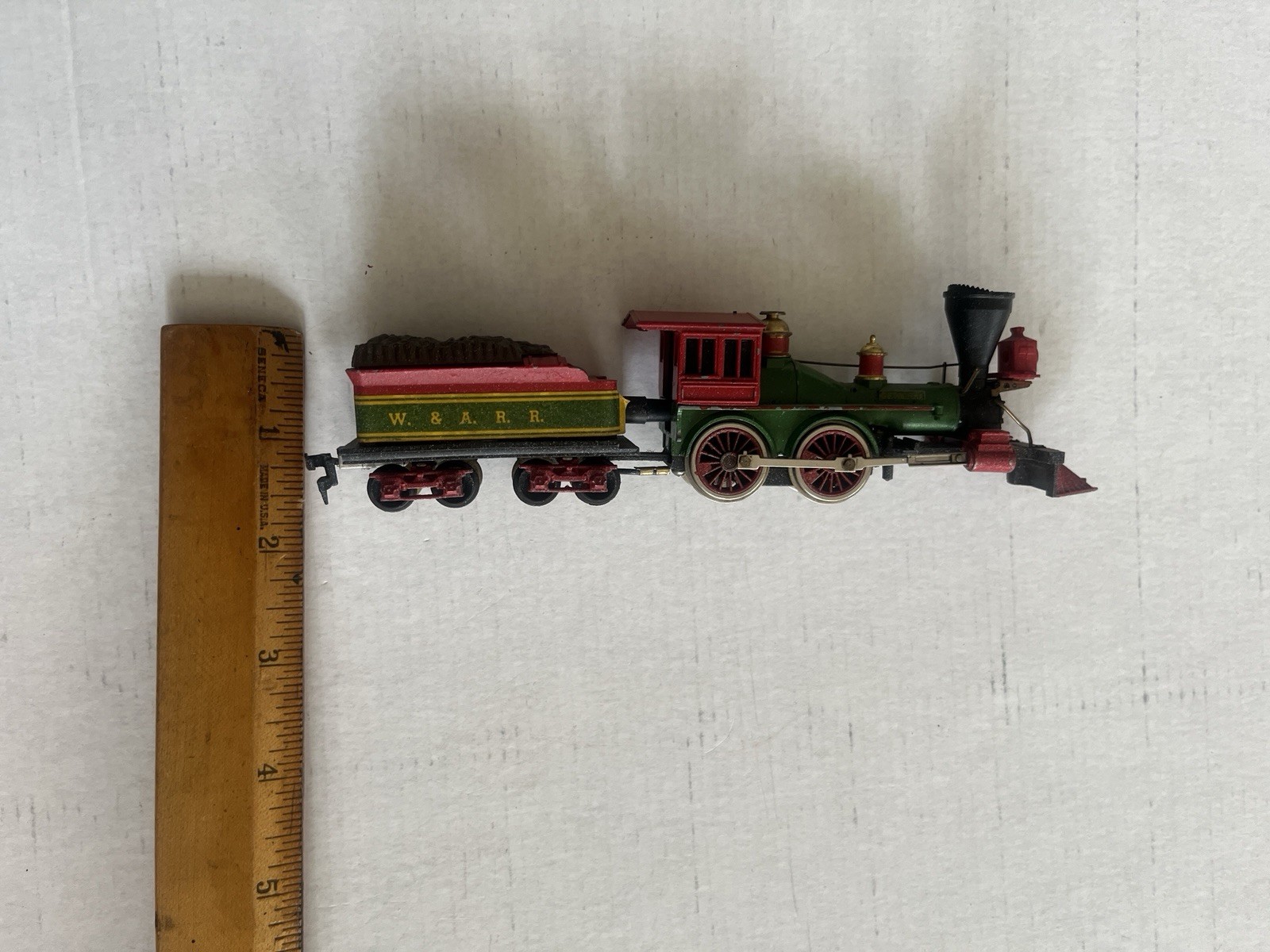 Mantua General 3960 Locomotive with Tender 3240 HO. Not Tested. Wheels Missing