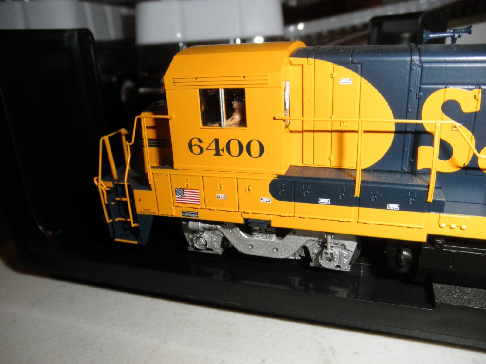 Sante Fe – yellow & Blue B23-7 W/ DCC & Sound