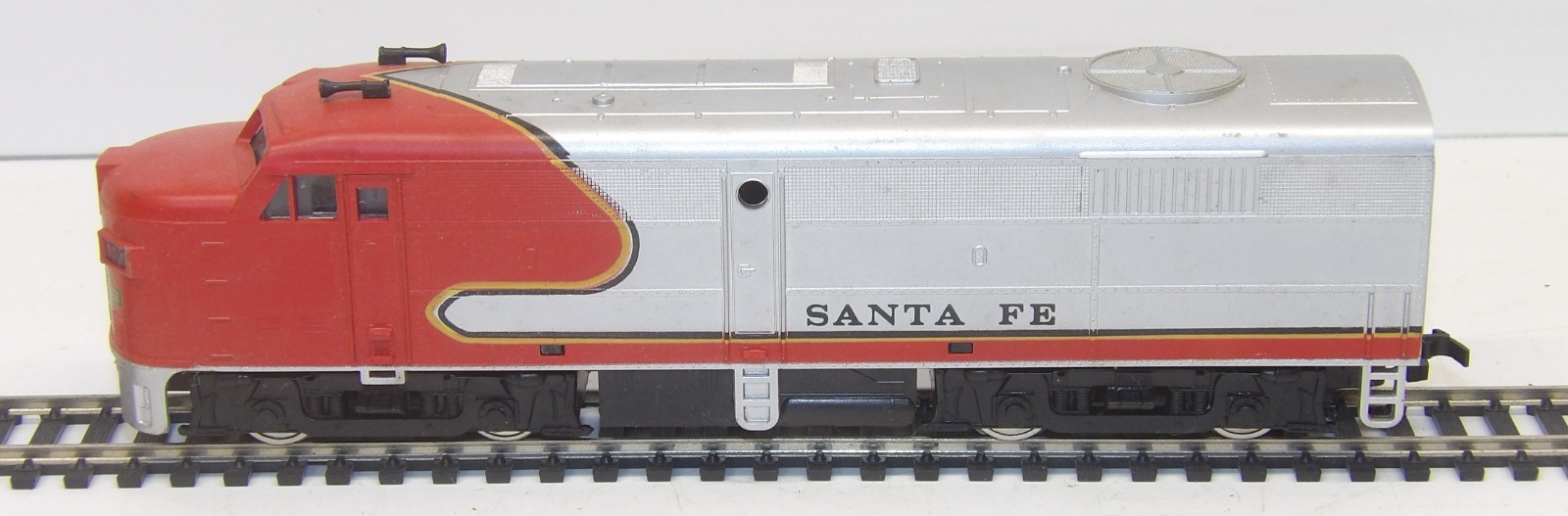 Vintage Model Power HO scale Santa Fe Alco FA-1 engine (runs rough) & 5 cars
