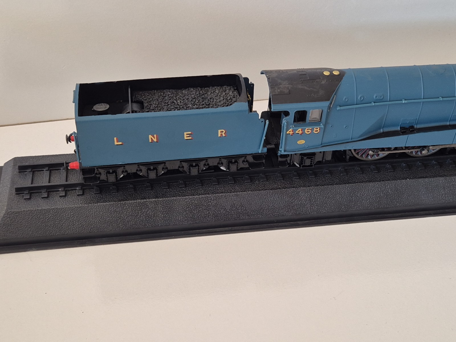 Vintage Mallard Model Train 1938 Class A4 No. 4468 On Stand.