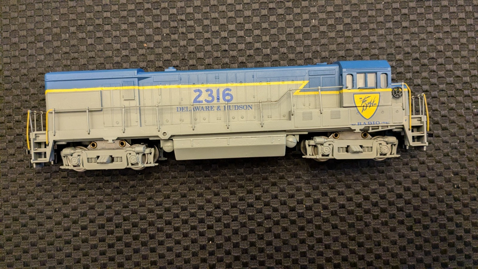 Athearn HO GE U33B Diesel, D & H #2316, runs good, light works
