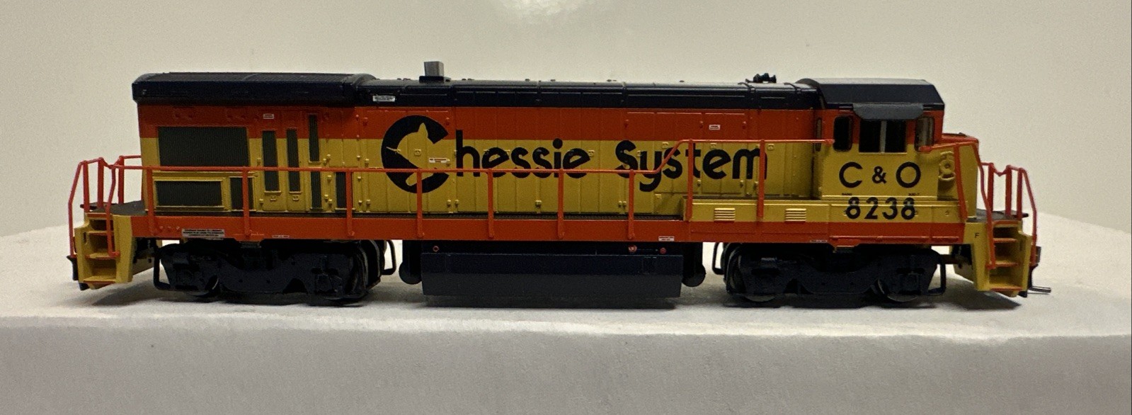 Atlas N Scale C&O Chessie System B30-7 Diesel Locomotive Engine #8238