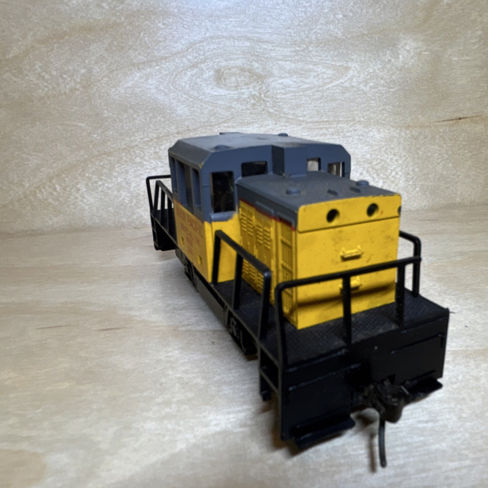 AHM/Rivarossi HO Gauge Switcher Union Pacific 1214 Yellow Gray