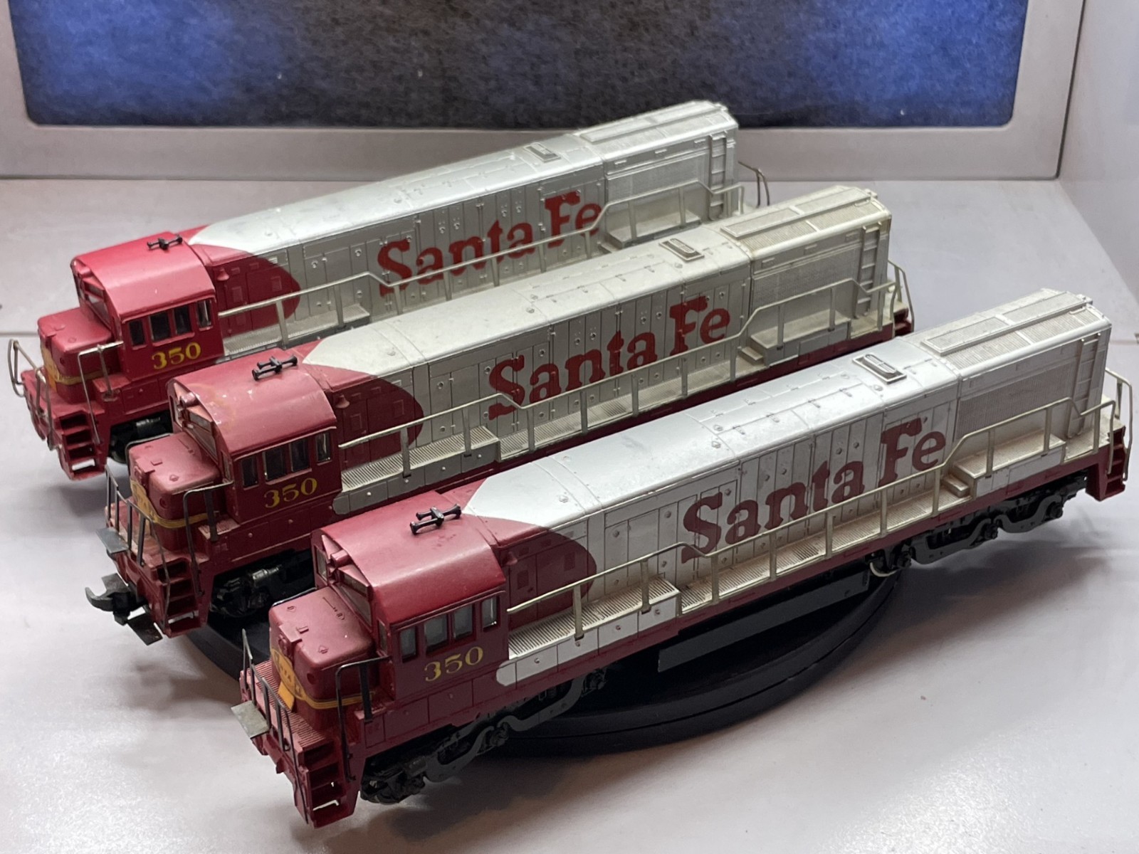 Set of 3 – HO Rivarossi Santa Fe U25C Diesel #350 – display, parts or repair