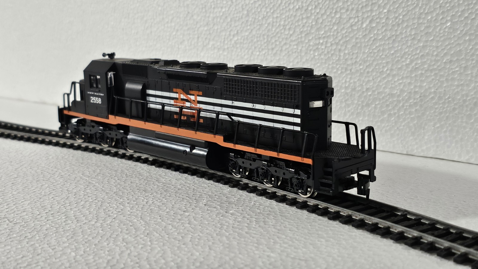 New Haven HO Diesel Locomotive 2558 Black Orange White Model Railroad