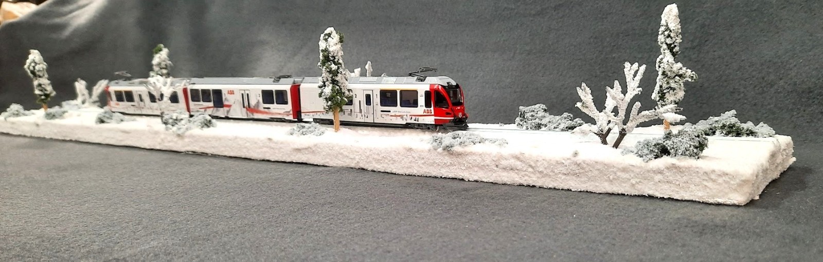 N SCALE 24″ DISPLAY DIORAMA – “WINTER SNOW SCENE” FOR ANY N SCALE TRAINS