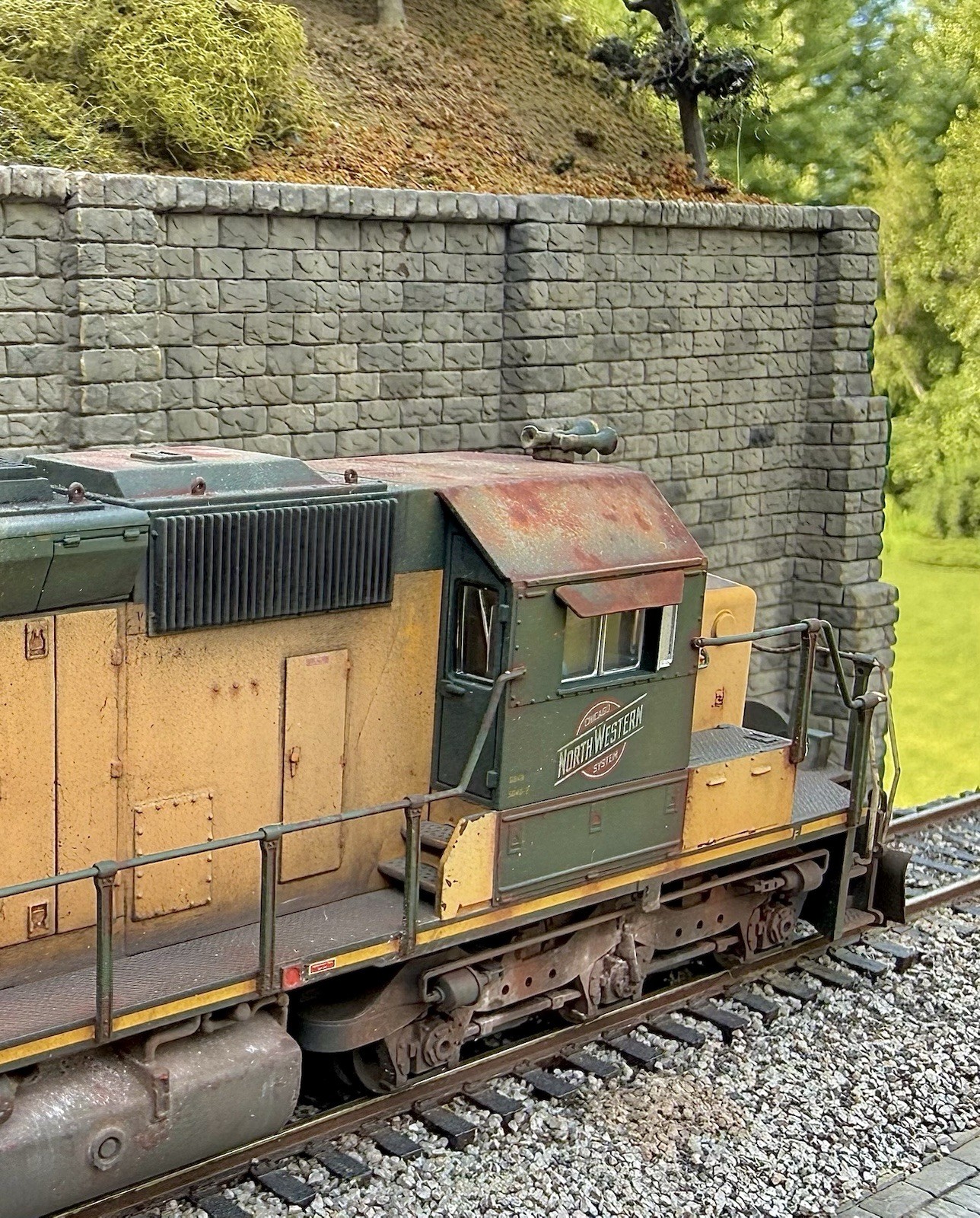 HO Scale BLI EMD SD40-2 CNW #6848 DCC/SOUND/NIB/Weathered