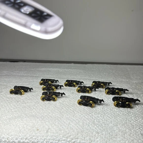 Model Power HO Replacement Trucks with Wheels and Coupler M10898 (10 Pack) New