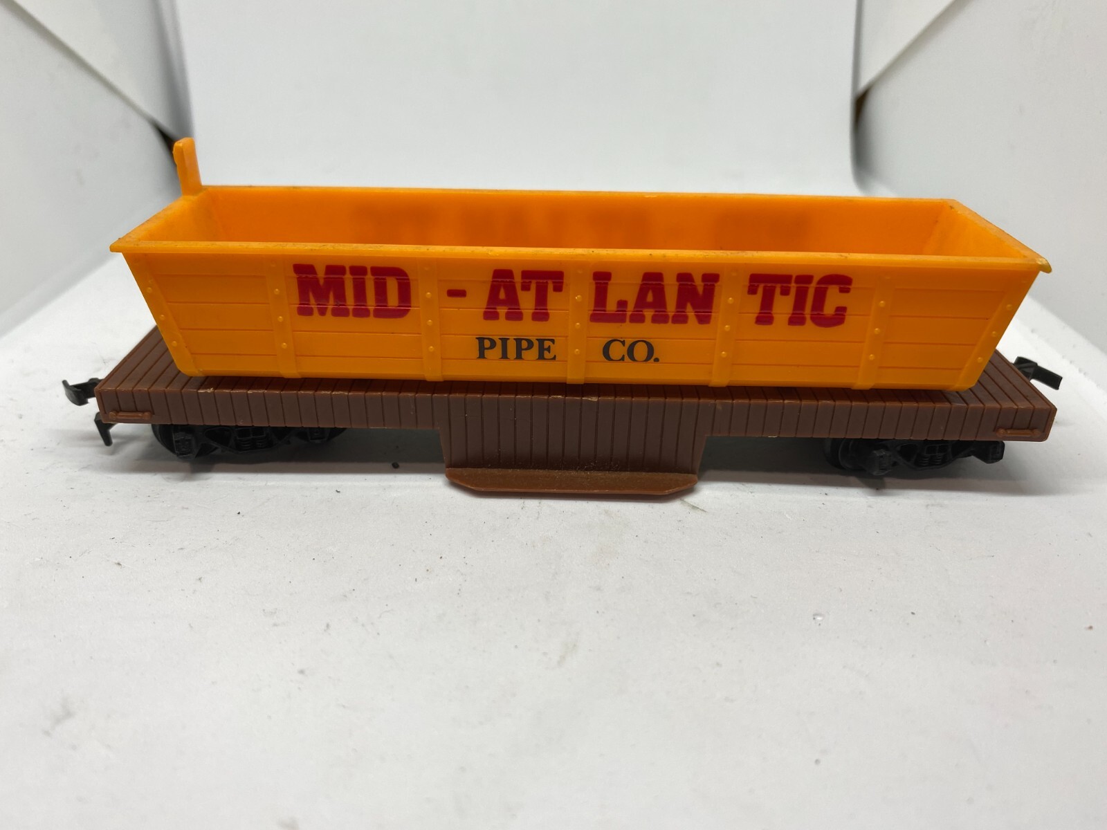 H. O. Scale Mid Atlantic container car, with dumping feature, yellow, 1:87 scale