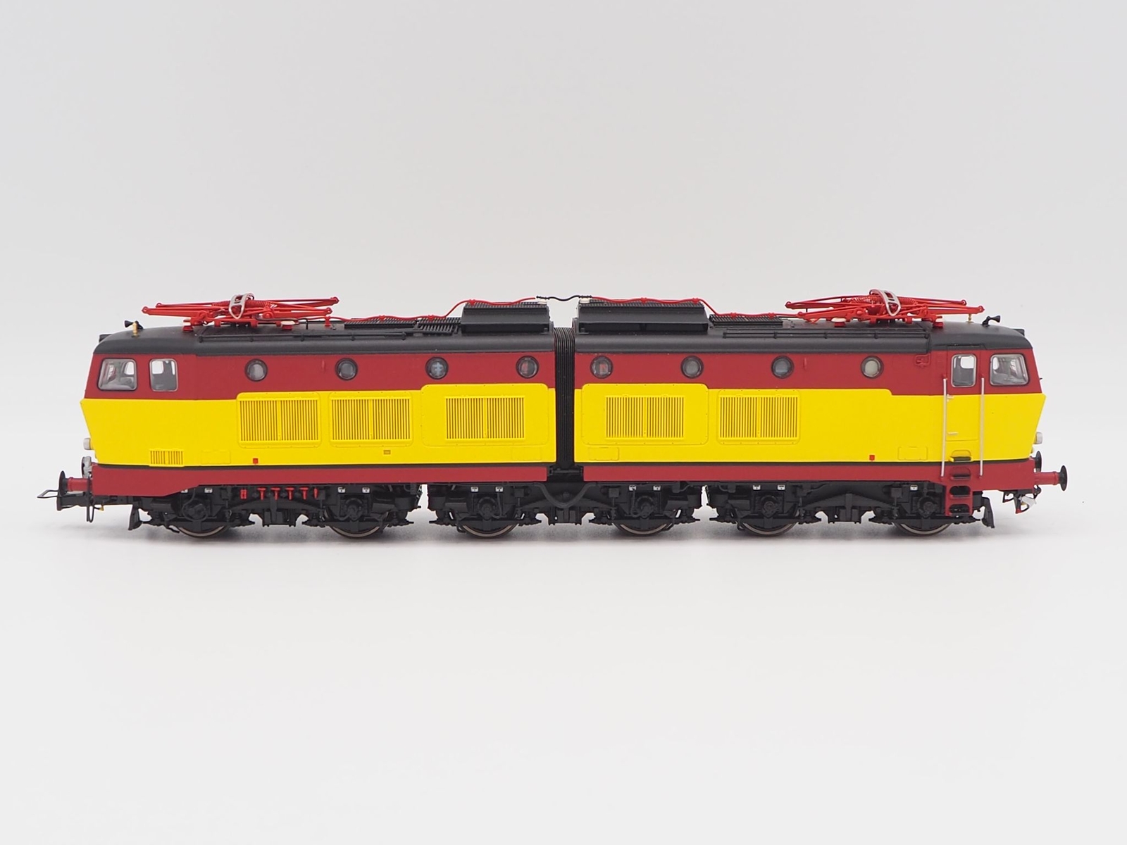 Rivarossi HR2965S HO Scale Electric Locomotive E656 In TEE Livery With Sound