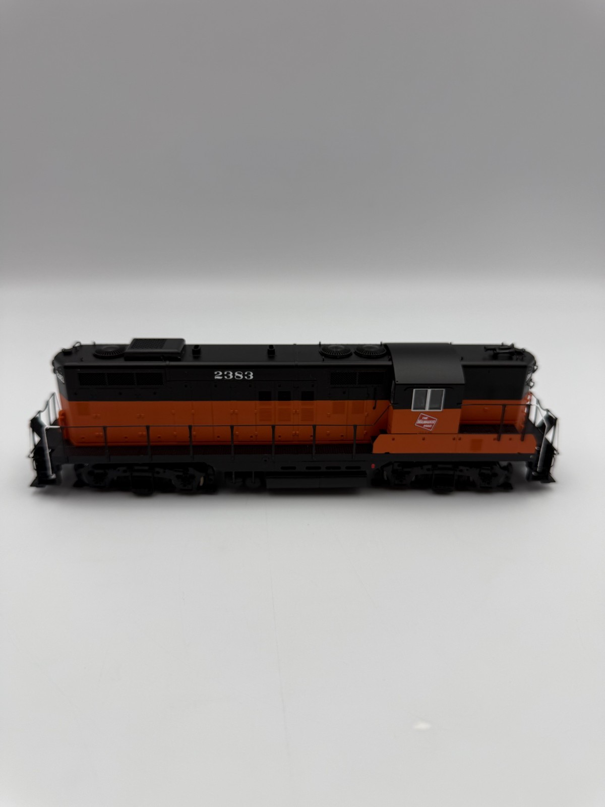 HO Proto 2000 GP9 II Milwaukee Road # 2383 w/NCE Decoder Installed/Box.