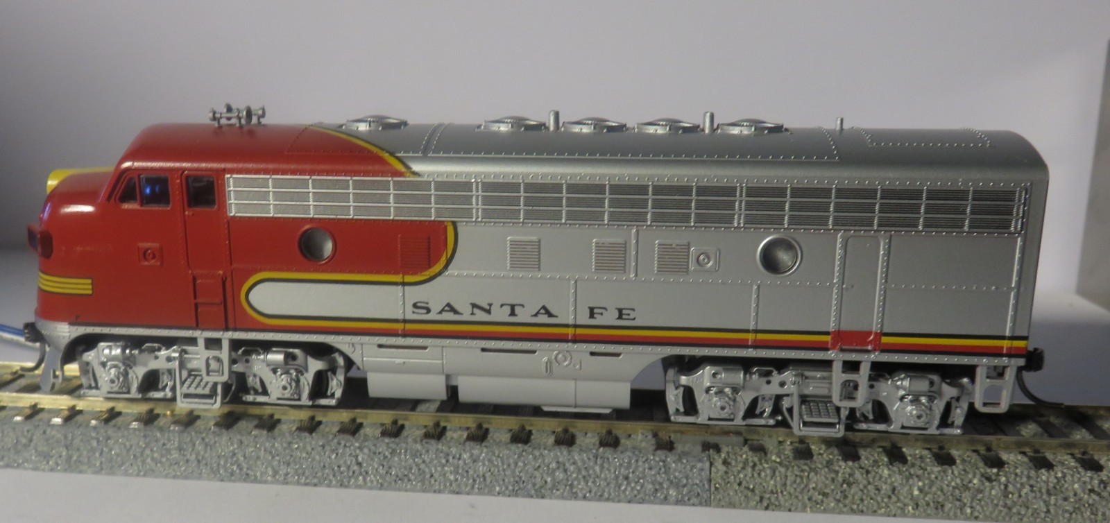 Stewart/Kato HO ATSF Warbonnet F7A DC/DCC, Directional LED Light, Kadee Couplers