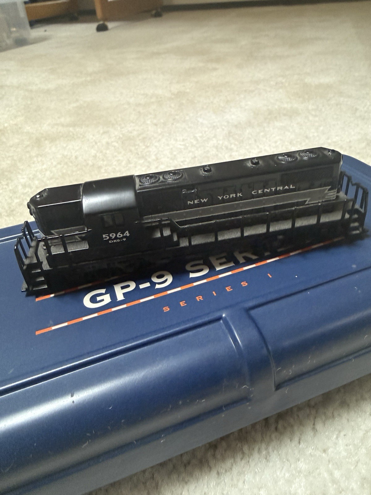 NEW YORK CENTRAL GP9 SERIES 1 LIONEL 5964 W/ DECORATIVE TIN 1:120