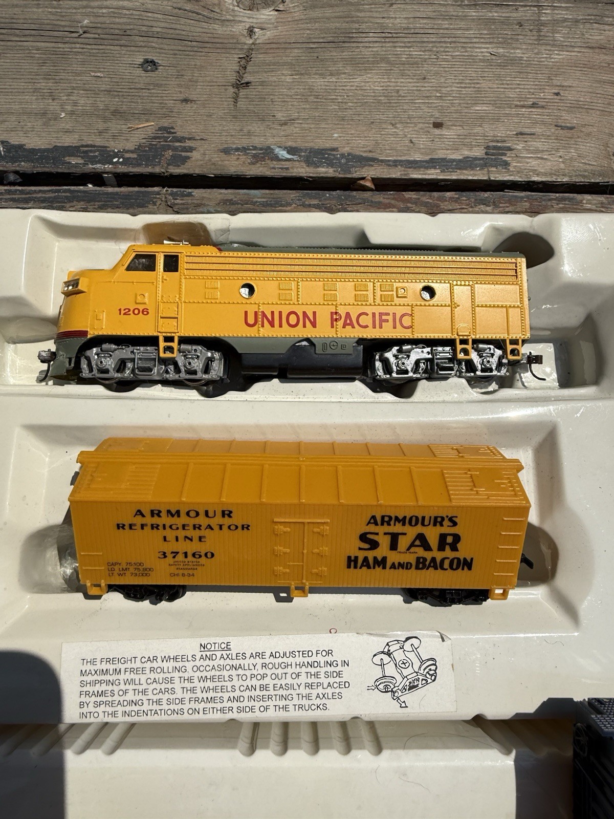 VTG Bachmann HO Scale Santa Fe Flyer Union Pacific Locomotive Train Engines Cars