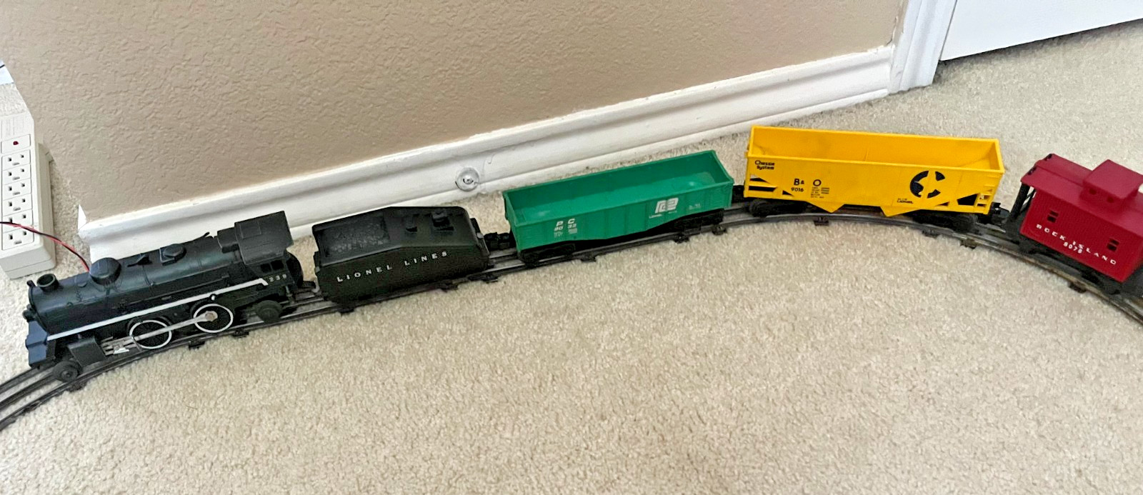 Lionel Train Set #239 die cast metal Locomotive, Tender and 3 freight cars-RUNS