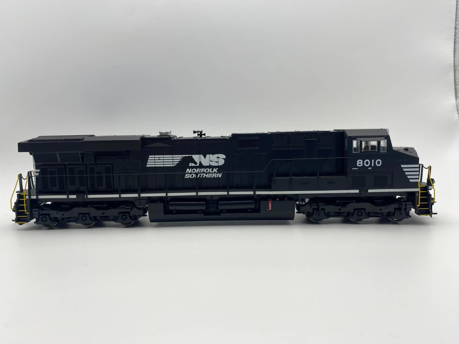 HO Scale DCC Ready Walthers Mainline GE ES44AC Norfolk Southern #8010 910-10208