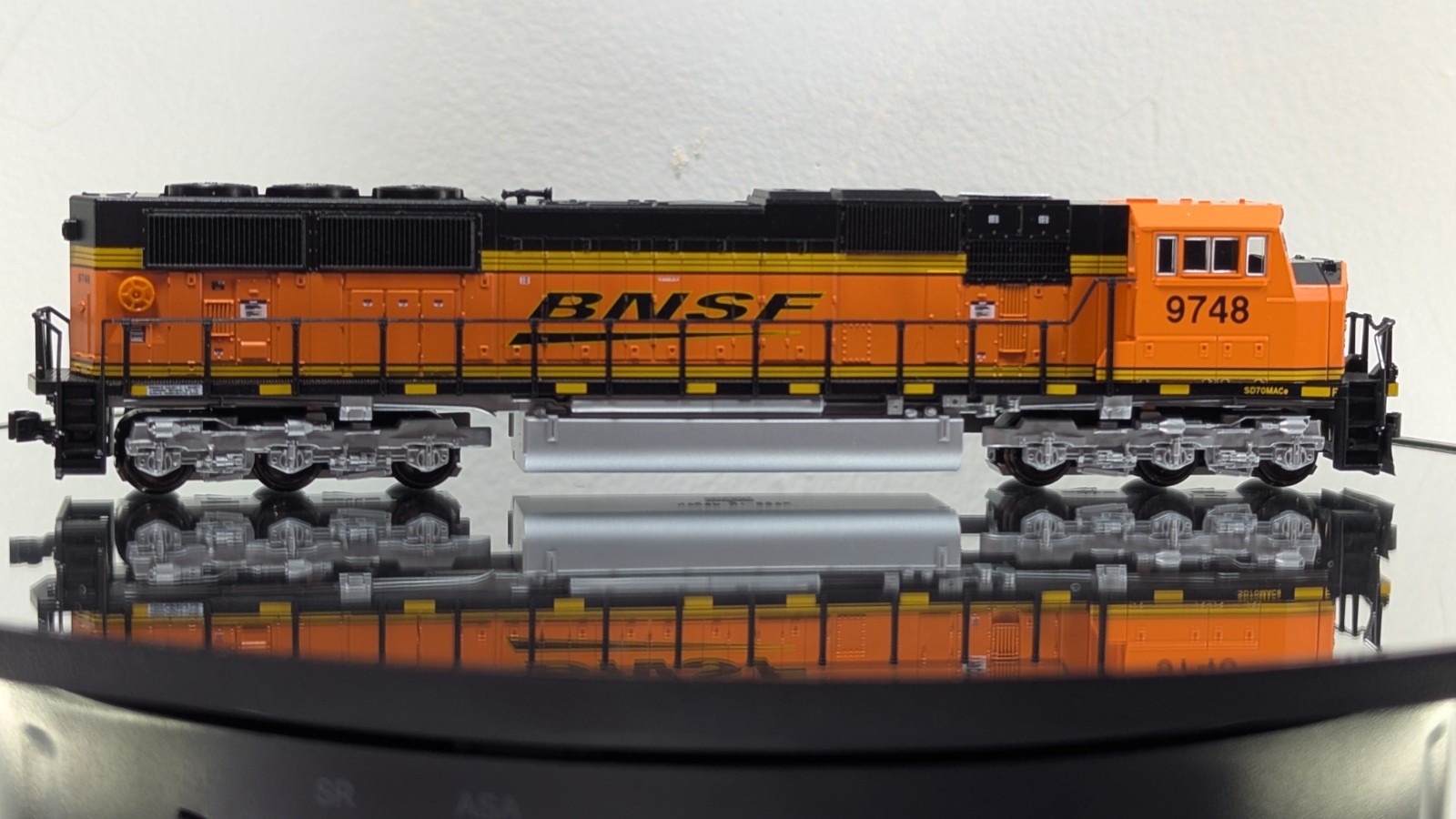 Kato N Scale EMD SD70MAC BNSF Heritage III “Swoosh” #9748 – Unused – 176-6305