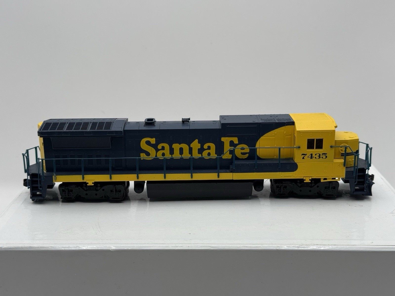 GE Dash 8 40B Santa Fe # 7435