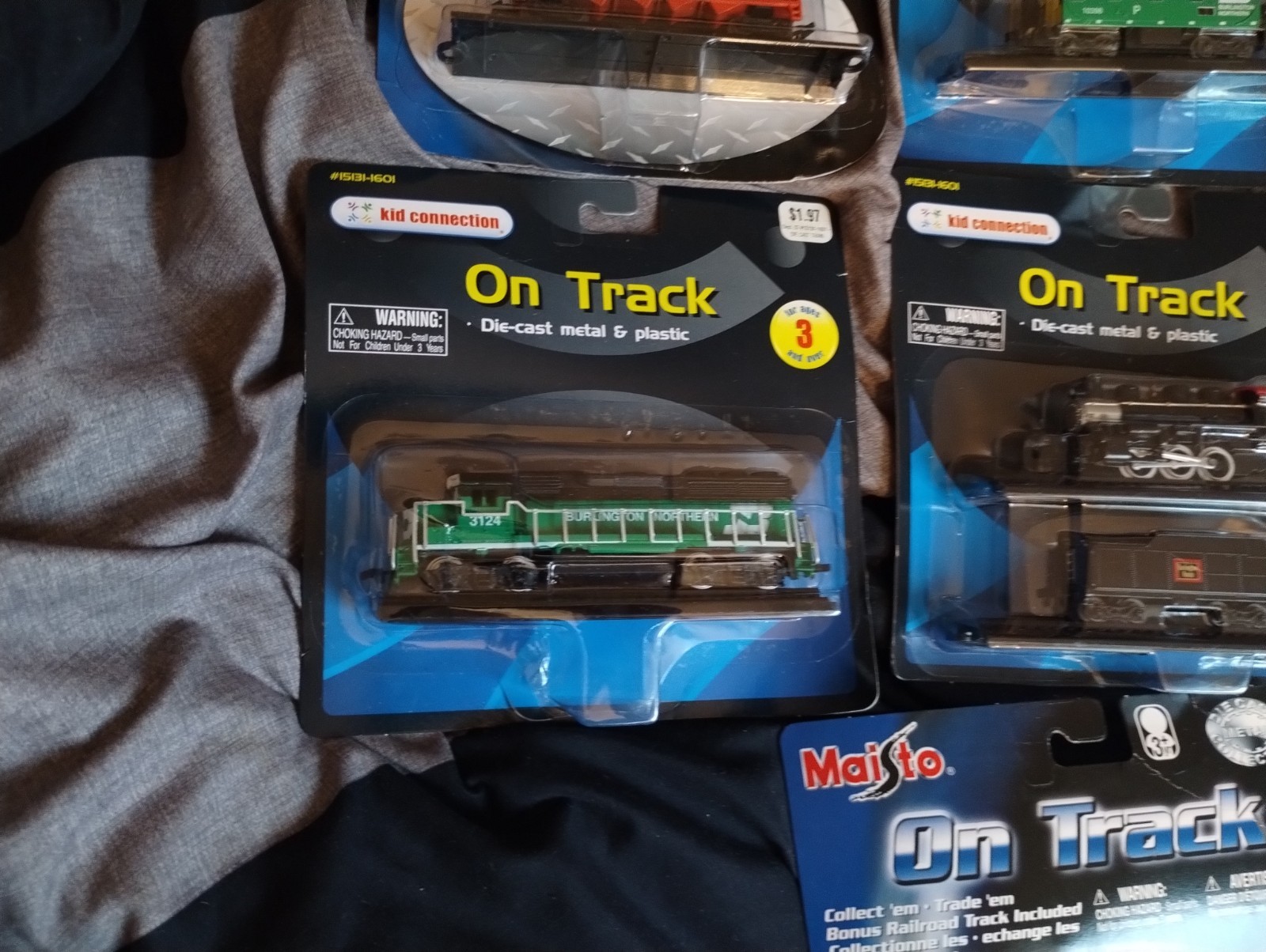 Maisto On Track Die-Cast Train with Track Burlington Northern Engine Lot Of 7