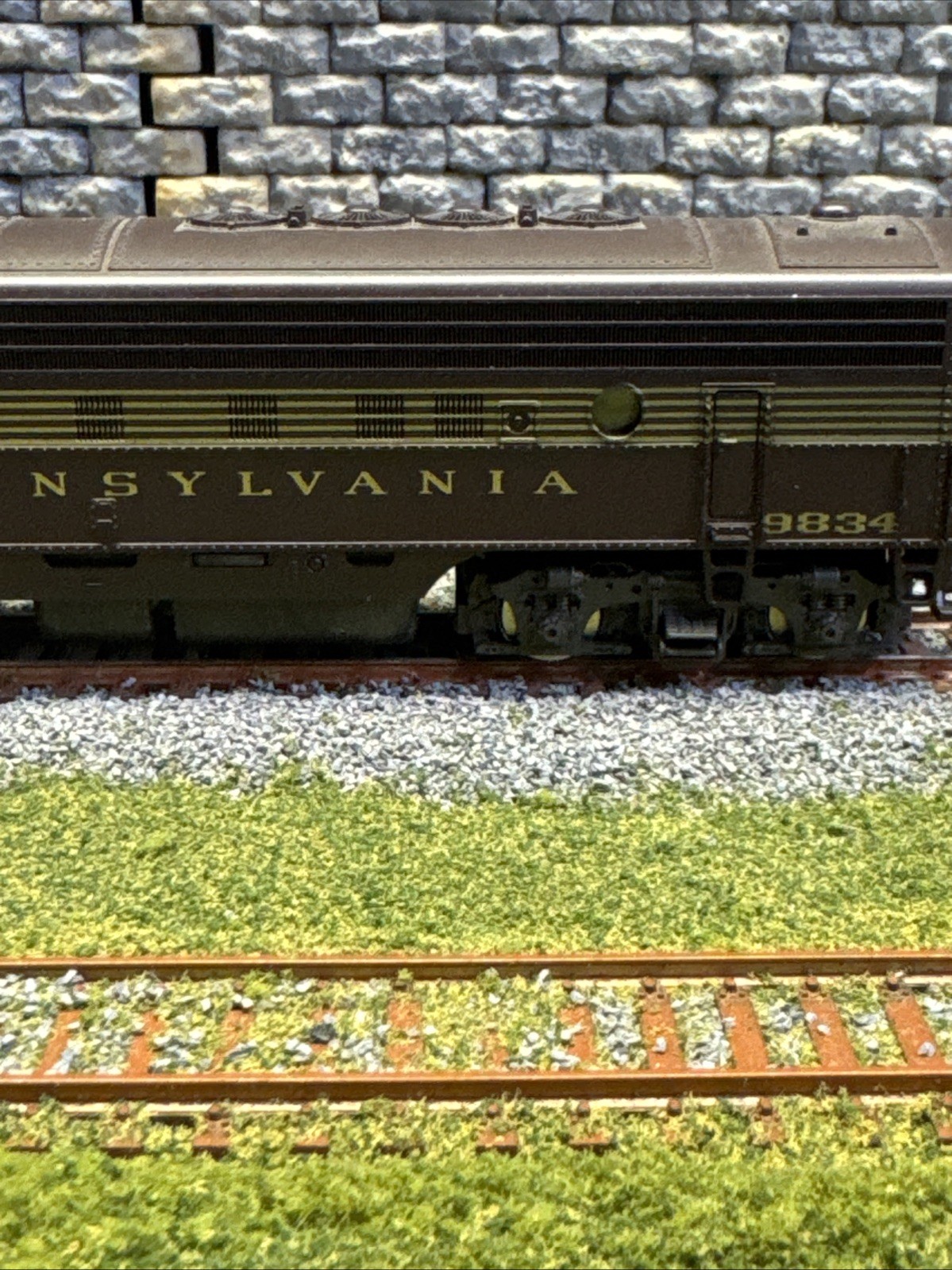 “HO SCALE “”ATLAS”” MODEL OF A PENNSYLVANIA FP7 ENGINE NO 9834.”