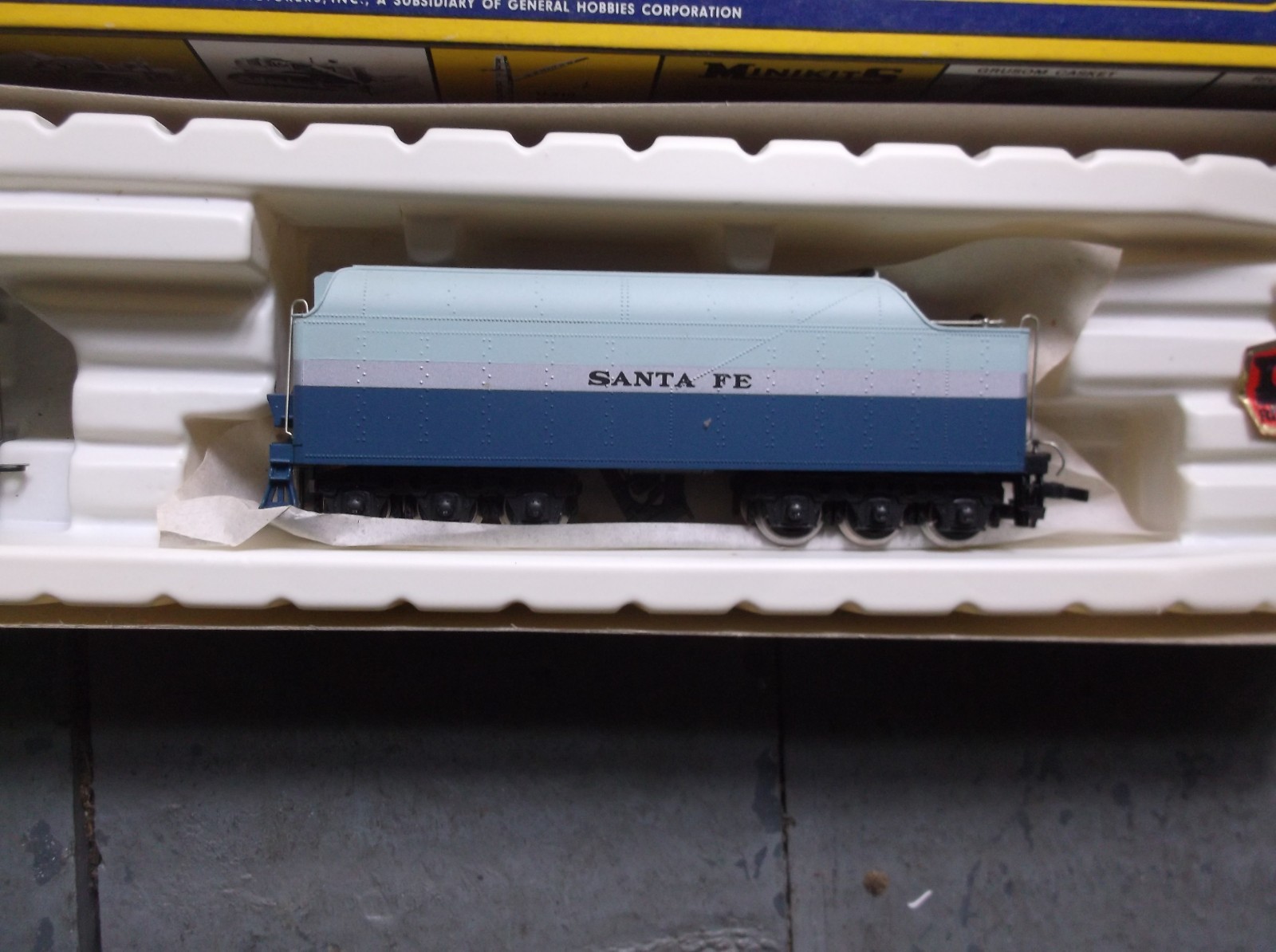 NIB AHM RIVAROSSI “HO” SCALE AT & SF BLUE GOOSE 4-6-4 STEAM LOCOMOTIVE & TENDER
