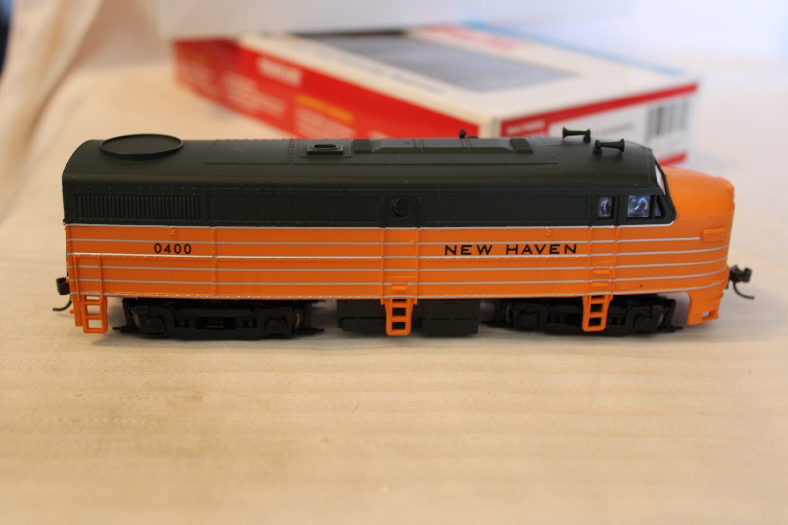 HO Scale Walthers, Alco FA-1 Diesel Locomotive, New Haven Orange #0400 – 931-223