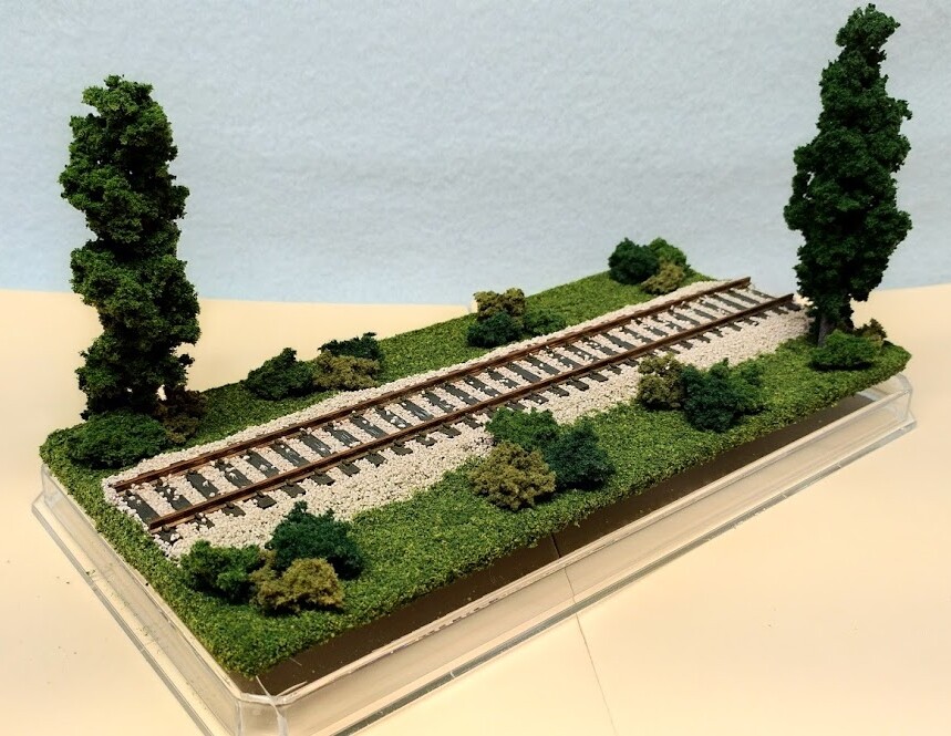 HO SCALE 9″ SINGLE TRACK DISPLAY CASE -“SUMMER SCENE”-FOR ANY HO TRAIN