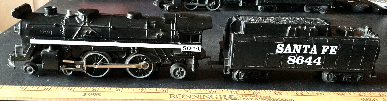 Lionel Trains #8644 Santa Fe Locomotive & Tender – Untested