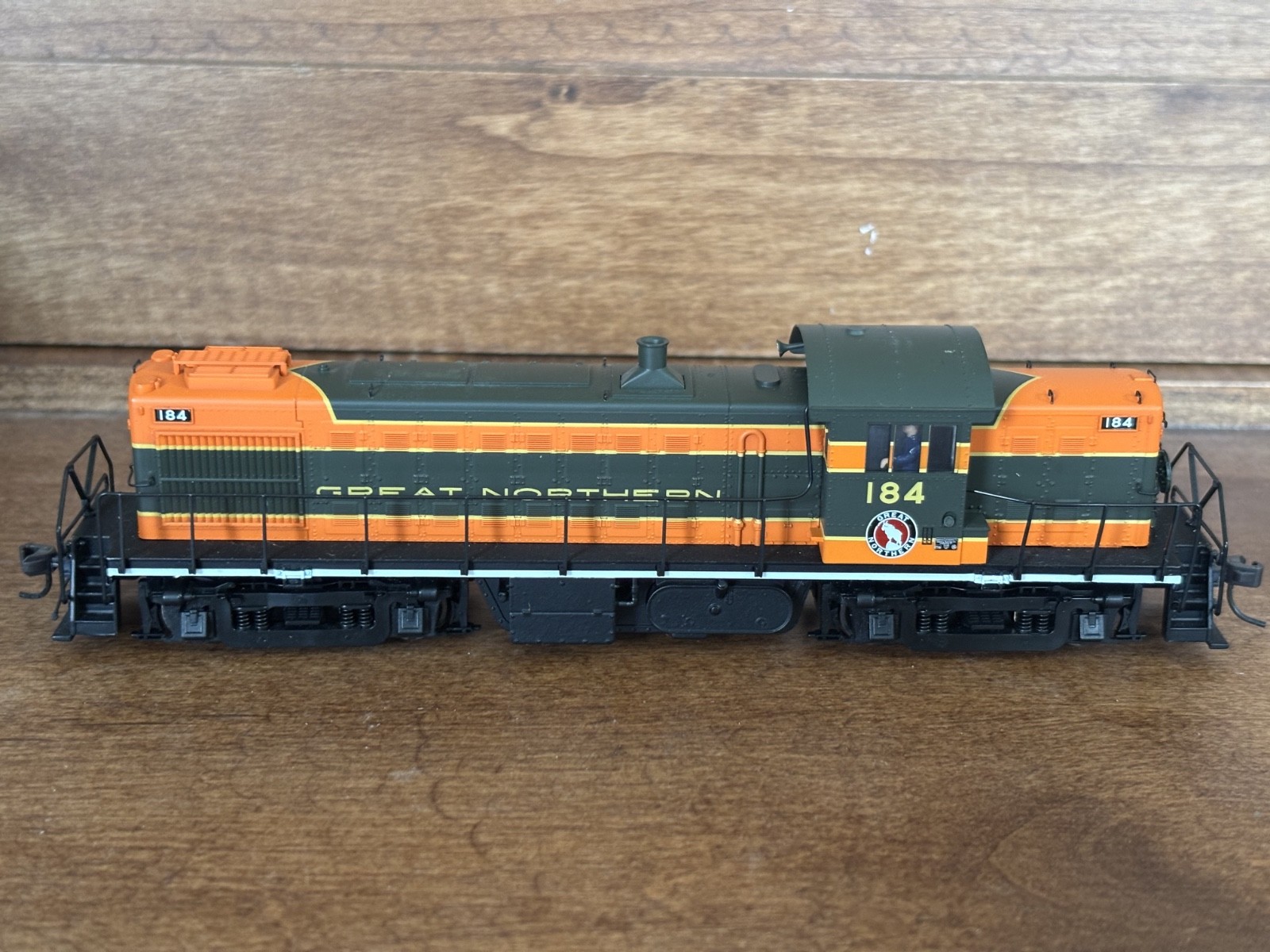 Atlas Classics HO Great Northern RS-1 Locomotive Road #184 Runs Well with box