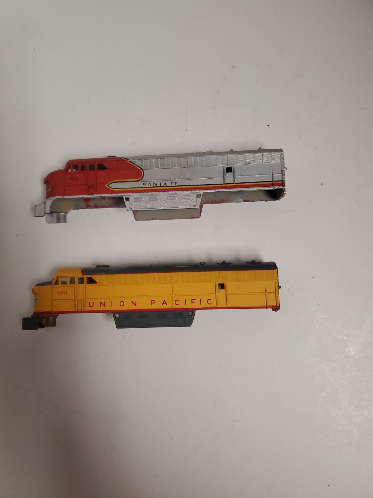 Unbranded Santa Fe 5028 & Uion Pacific 1041 Diesel HO 1/87 Shell only Lot 50 Bx5