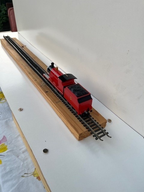 DCC FITTED Bachmann Thomas & Friends – James The Red Engine With Moving Eyes