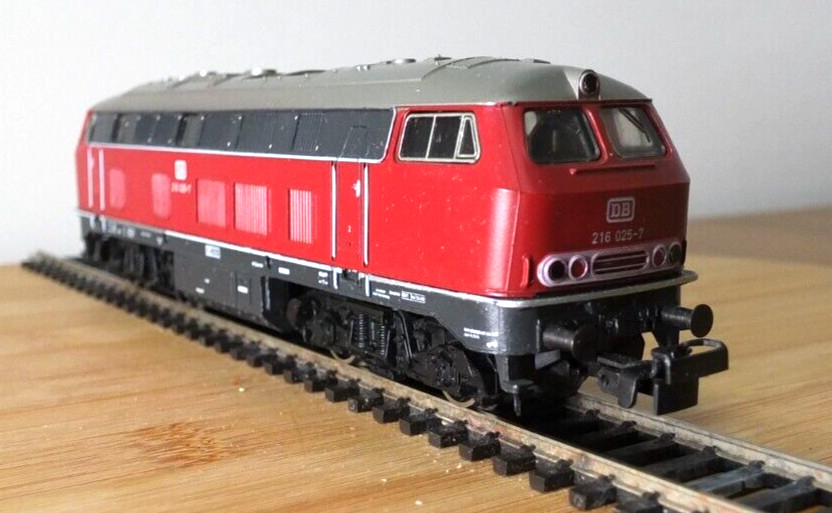 Marklin Hamo 8375 HO gauge DB BR 216 diesel locomotive in DB Red Livery