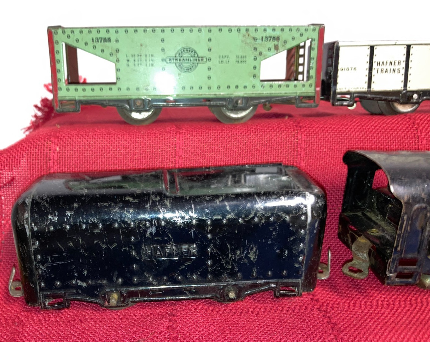 Hafner O Gauge Clockwork Loco #1010 with Key , Tender, 3 Freights & Caboose Runs