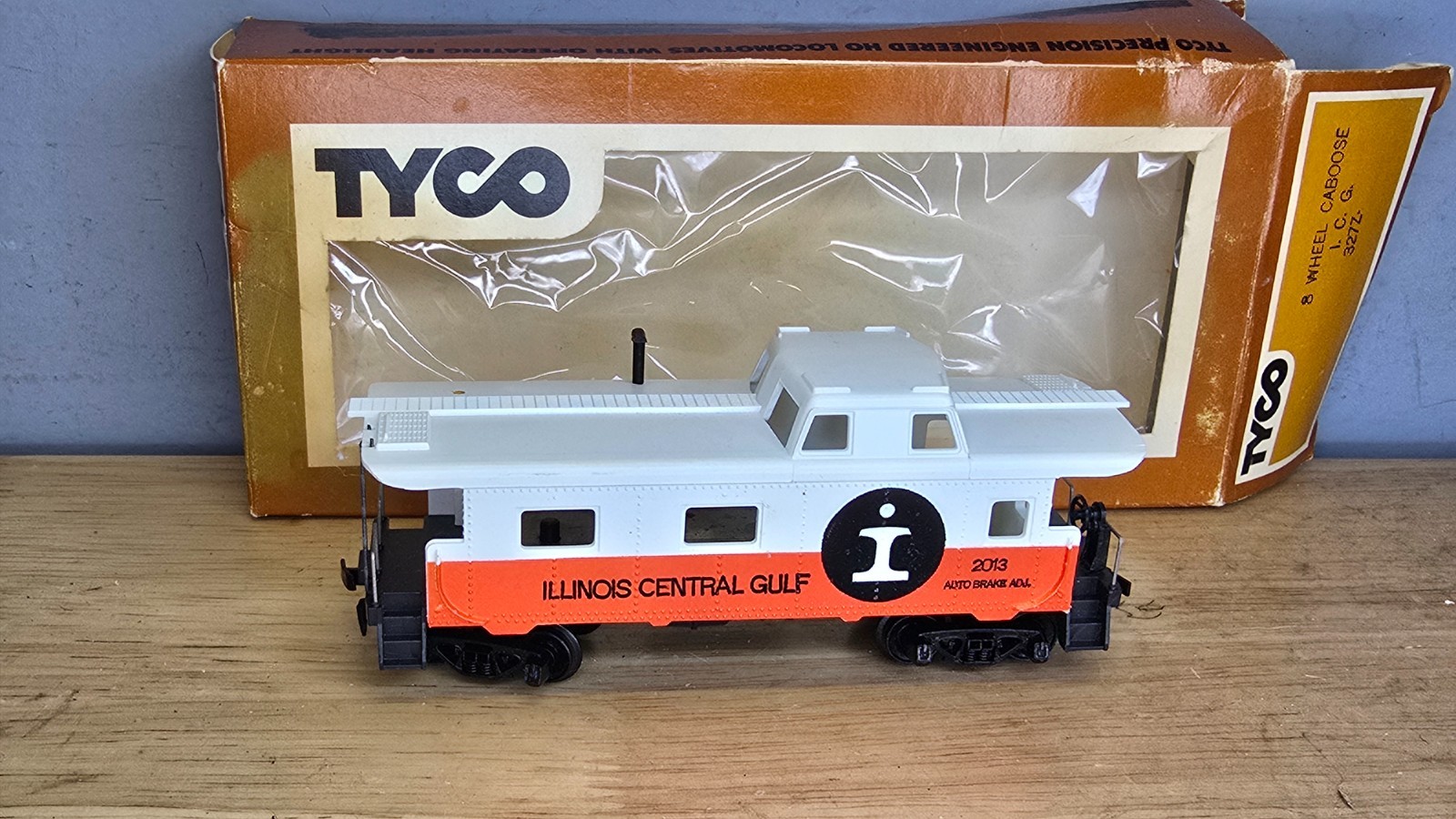 Tyco Illinois Central Gulf 8-Wheel Train Caboose ICG No. 327Z HO Scale with Box