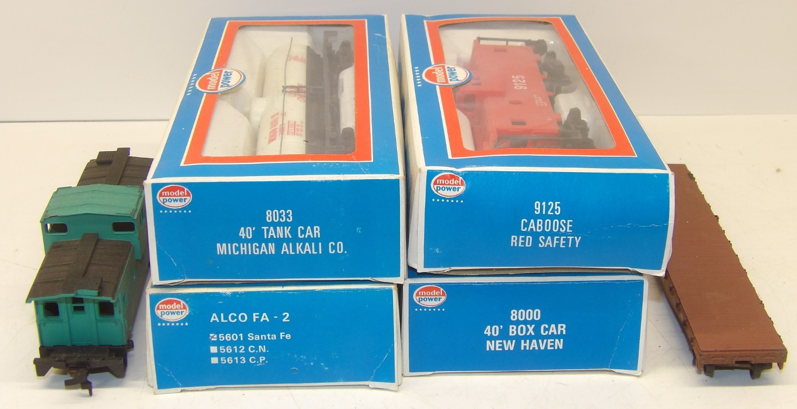 Vintage Model Power HO scale Santa Fe Alco FA-1 engine (runs rough) & 5 cars