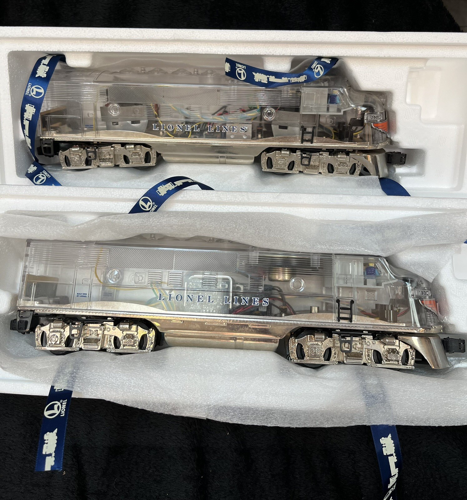 LIONEL 6-38151 F3A POWERED & 6-38152 F3A NON-POWERED CLEAR CAB LOCO SET